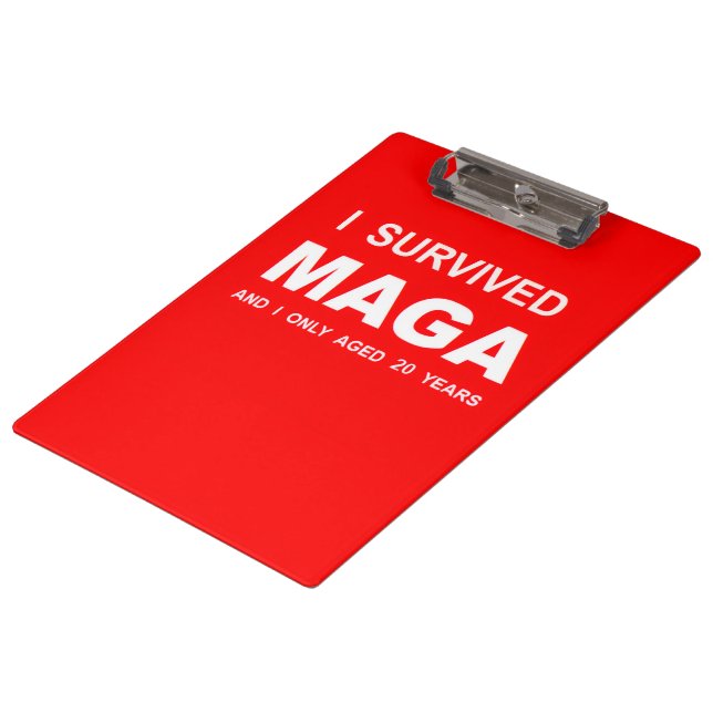 I Survived MAGA Klemmbrett (Schrägansicht)