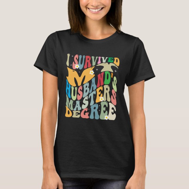 I Survived My Husband s Masters Degree Groovy Grad T-Shirt (Vorderseite)