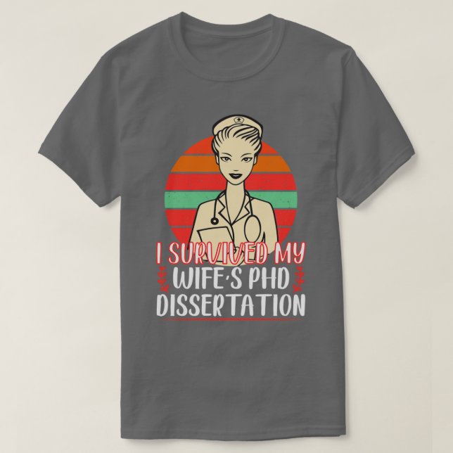 I Survived My Wifex27s PhD Dissertation Funny PhD  T-Shirt (Design vorne)
