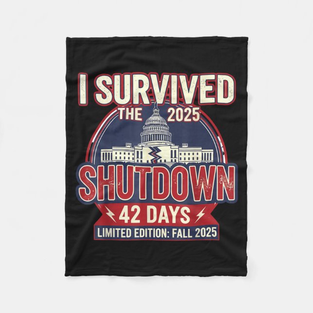 I Survived The 2025 Shutdown Funny Litical Quote  Fleecedecke (Vorderseite)