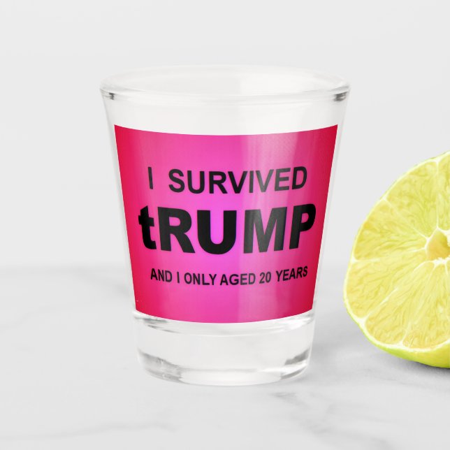 I Survived tRUMP Schnapsglas (Vorderseite)