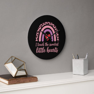 I Teach The Sweetest Hearts Rainbow Teacher Große Wanduhr