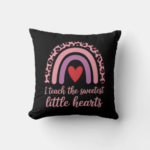 I Teach The Sweetest Hearts Rainbow Teacher Kissen