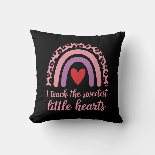 I Teach The Sweetest Hearts Rainbow Teacher Kissen (Vorderseite)
