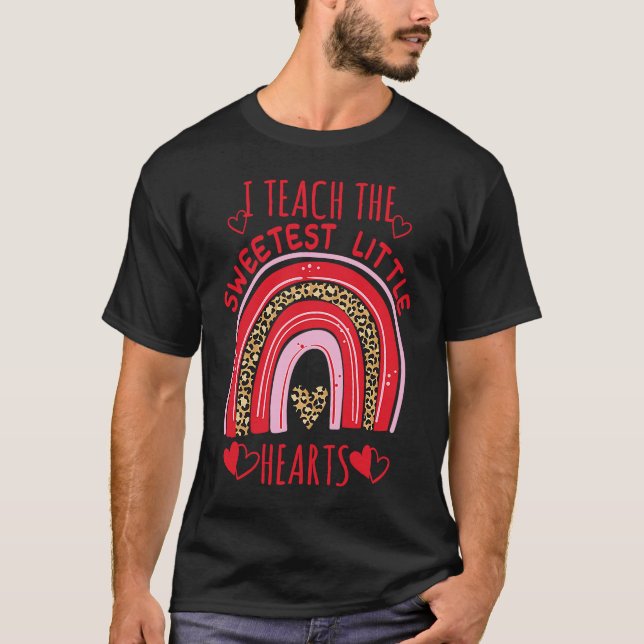 I Teach The Sweetest Hearts Rainbow Teacher Valent T-Shirt (Vorderseite)