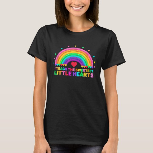 I Teach The Sweetest Hearts Rainbow Teacher Valent T-Shirt (Vorderseite)