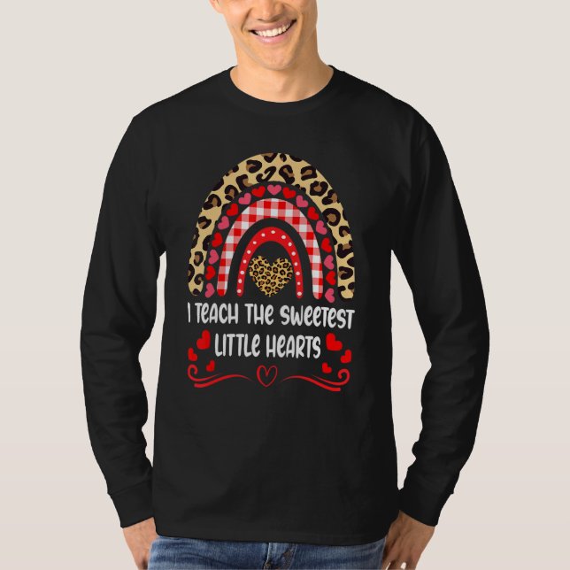 I Teach The Sweetest Hearts Rainbow Teacher Valent T-Shirt (Vorderseite)