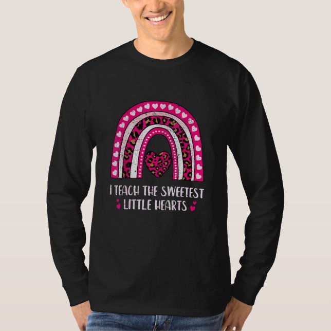 I Teach The Sweetest Hearts Rainbow Teacher Valent T-Shirt (Vorderseite)