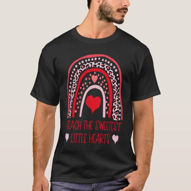 I Teach The Sweetest Hearts Rainbow Valentines Day T-Shirt (Vorderseite)