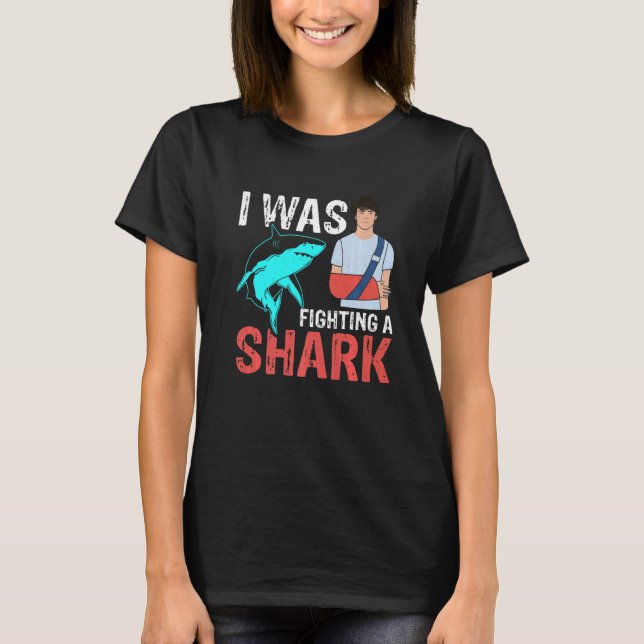 I Was Fighting A Shark  Broken Bones  2 T-Shirt (Vorderseite)