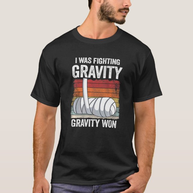 I Was Fighting Gravity Gravity Won Broken Hand Bro T-Shirt (Vorderseite)