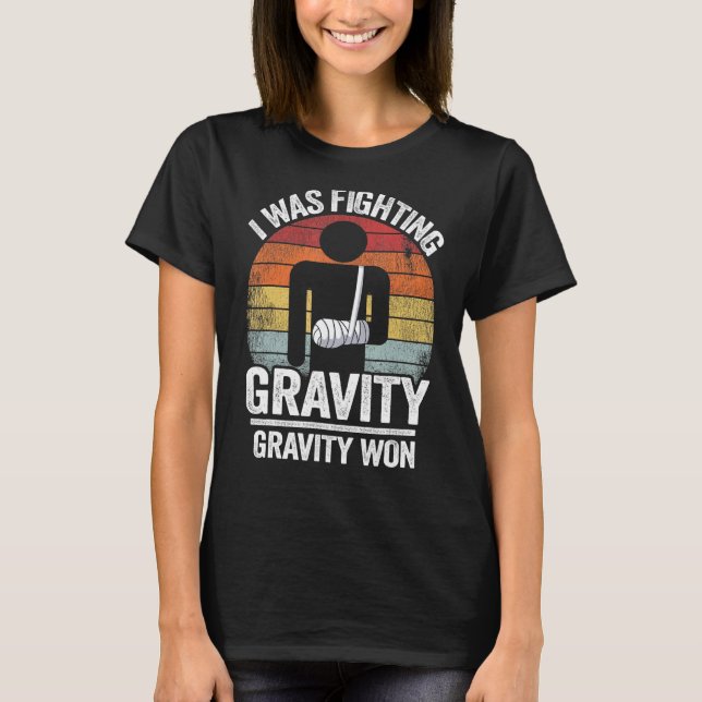 I Was Fighting Gravity Gravity Won Broken Hand Bro T-Shirt (Vorderseite)