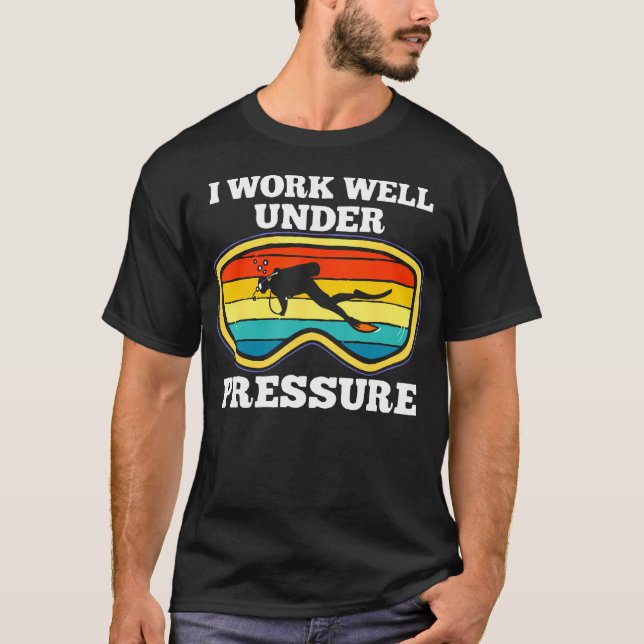 I Work Well Under Pressure Scuba Diving Diver Men  T-Shirt (Vorderseite)