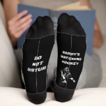 Ice Hockey Illustration & Fun Text Socks Socken<br><div class="desc">Störe nicht Papys Hockeyspielen. Sie können die Hintergrundfarbe ändern</div>