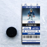 Ice Hocky Themensportticket Geburtstagsfeier Einladung<br><div class="desc">Machen Sie sich bereit mit unseren Hockey-Ticket-Einladungen zum Geburtstag! Diese Einladungen sind der ultimative Weg, um die Feier für den großen Tag Ihres kleinen zu starten, ob es nun ihr 1. Geburtstag oder irgendein Alter ist. Sie sind so konzipiert, dass sie wie echte Hockeyspieltickets aussehen, und werden Ihre Gäste begeistern,...</div>