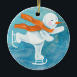Ice Skaten Snowman Keramik Ornament<br><div class="desc">Eis Skaten Snowman. Dort, weit in die eiskalten Orte, wo die heißen Sonnenstrahlen nie leuchten, dehnt sich das Land des Schneemans aus. Sein breites Plateau bedeckt von einer dicken Schneedecke und ewigem Eis. Es gibt keinen kälteren Ort auf der Welt. Aber bei so Kälte fühlen sich die Schneemänner großartig. Snowman...</div>