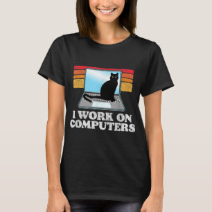 Ich arbeite an Computern, die Cat auf Laptop-Funn  T-Shirt
