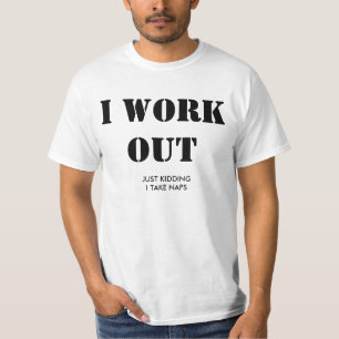 Ich arbeite aus. Gerade scherzend, halte ich ein T-Shirt