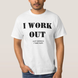 Ich arbeite aus. Gerade scherzend, halte ich ein T-Shirt