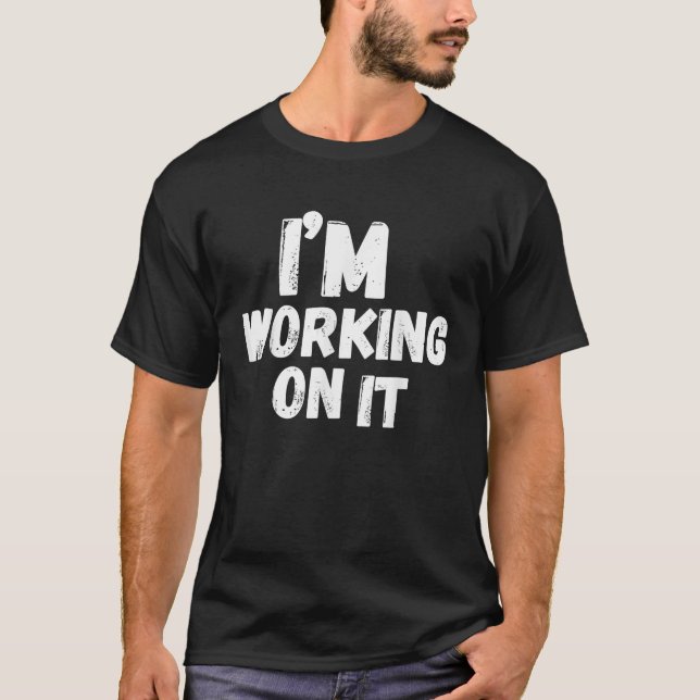 Ich arbeite daran, Sarcastic Themed T-Shirt Funn (Vorderseite)