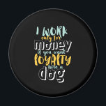 Ich arbeite für Geld Funny Sarcastic Loyalty Zitat Magnet<br><div class="desc">Ich arbeite für Geld. Wenn du Loyalität will, stelle einen Hund ein. Ein lustiges und sarkastisches Design über Loyalität und Treue zu jemandem, der es verdient. Coole und humorvolle Zitatartikel erinnern uns an die Realität, für ein Unternehmen zu arbeiten. Ideal, um den Nationalfeiertag zu feiern, wenn Sie Sarkasmus und Ironie...</div>