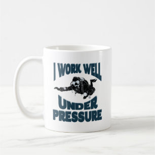 Ich arbeite gut unter Druck - Funny Scuba Diving Kaffeetasse