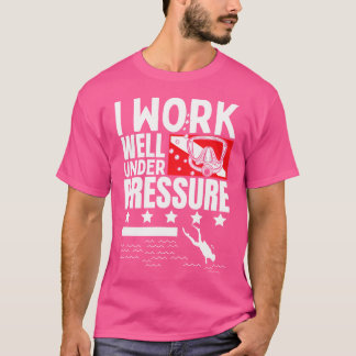 Ich arbeite gut unter Druck Taucher T-Shirt