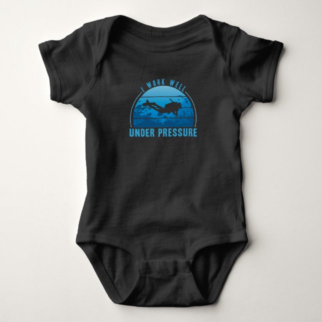 Ich arbeite gut unter Drucktaucher Baby Strampler (Vorderseite)