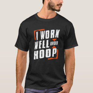 Ich arbeite gut unter Hoop Proud Basketball Player T-Shirt