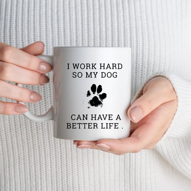 Ich arbeite hart, also liebe mein Hundebesitzer Ge Kaffeetasse (Von Creator hochgeladen)