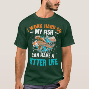 Ich arbeite hart, damit mein Fisch ein besseres Le T-Shirt