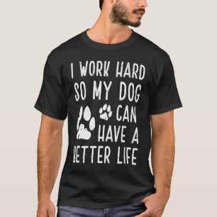 Ich arbeite hart, damit mein Hund ein besseres Leb T-Shirt
