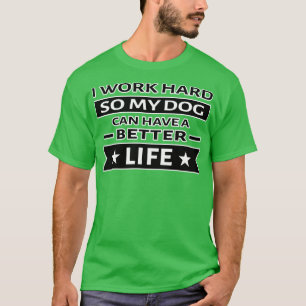 Ich arbeite hart, damit mein Hund ein besseres Leb T-Shirt