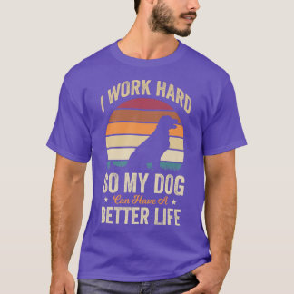 Ich arbeite hart, damit mein Hund ein besseres Leb T-Shirt