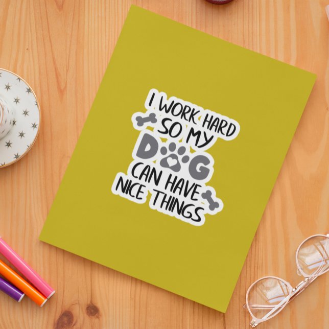 Ich arbeite hart, damit mein Hund schöne Dinge hab Aufkleber (Von Creator hochgeladen)