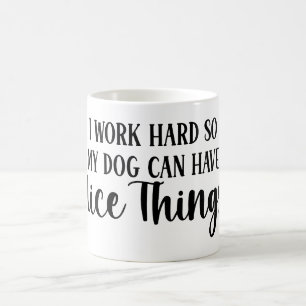 Ich arbeite hart, damit mein Hund schöne Dinge hab Kaffeetasse