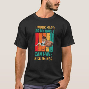 Ich arbeite hart, damit mein Pferd schöne Dinge ha T-Shirt