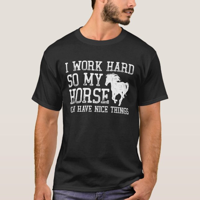 Ich arbeite hart, damit mein Pferd schöne Dinge ha T-Shirt (Vorderseite)