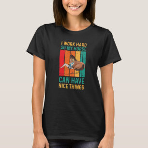 Ich arbeite hart, damit mein Pferd schöne Dinge ha T-Shirt
