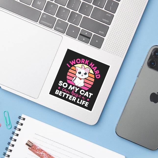 Ich arbeite hart, damit meine Katze besser leben k Aufkleber (Laptop mit iPhone)
