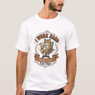 Ich arbeite hart, damit meine Katze ein Nickerchen T-Shirt