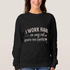 Ich arbeite hart, damit meine Katze mich bequem ig Sweatshirt