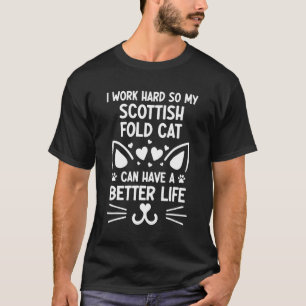 Ich arbeite hart, damit meine Scottish-Fold-Katze T-Shirt
