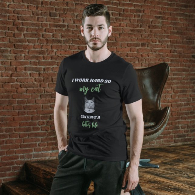 Ich arbeite hart - Foto personalisierbar T-Shirt (Von Creator hochgeladen)