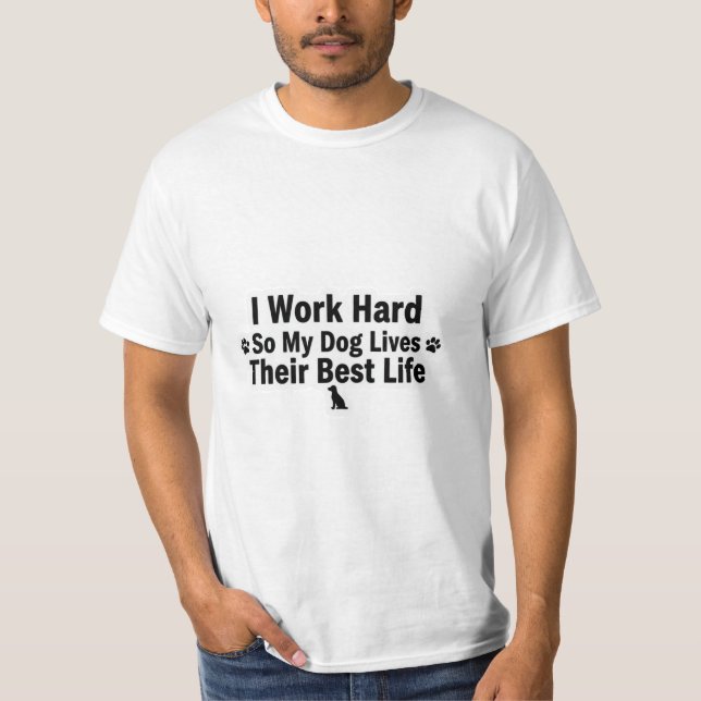 Ich arbeite hart für mein Hund T-Shirt (Vorderseite)