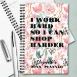 Ich arbeite harte Blumenarbeit Planer<br><div class="desc">Ihr Name und das Sprichwort "Ich arbeite hart, damit ich härter einkaufen kann" sind auf einem lustigen abstrakt rosa Blumendruck auf diesem jährlichen Planer. Ideal für sich selbst oder ein gutes Geschenk für jeden Anlass.</div>