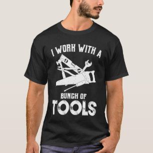 Ich arbeite mit einer Reihe von Werkzeugen Tischle T-Shirt