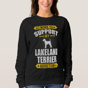 Ich arbeite, um meinen Chihuahua-Suchtdog zu unter Sweatshirt