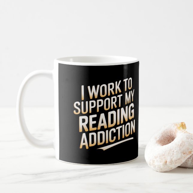 Ich arbeite zur Unterstützung meiner Lesesüchtigke Kaffeetasse (Mit Donut)