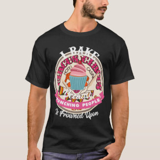 Ich backe, weil das Punzieren von Leuten bei I F T-Shirt